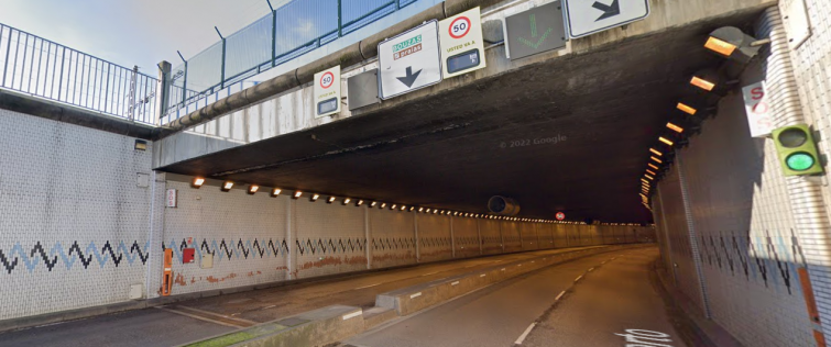 Cierran temporalmente el túnel de Beiramar en Vigo por el accidente entre una moto y un coche