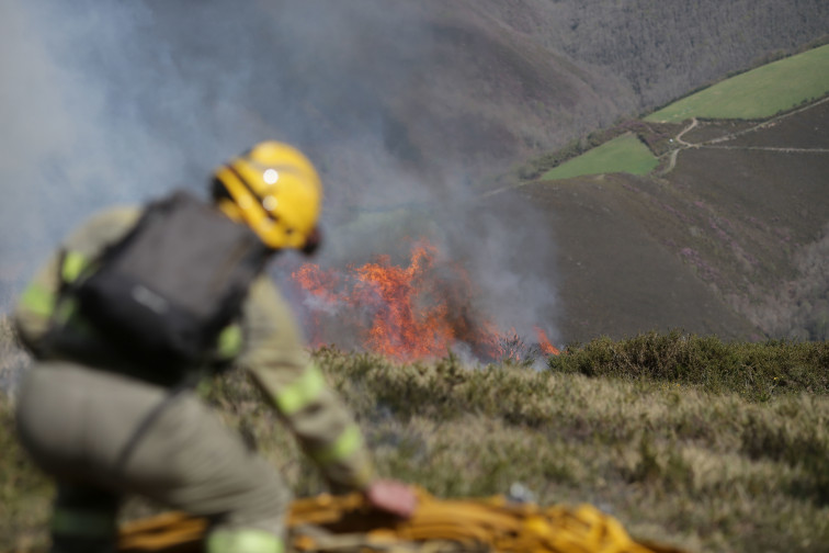 Cortada la N-525 por el incendio de Riós, que permanece activo tras calcinar 20 hectáreas