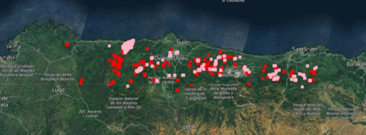 Galicia, con un ojo en Asturias y sus 121 focos, da por controlado el incendio de Alfoz, de 120 hectáreas