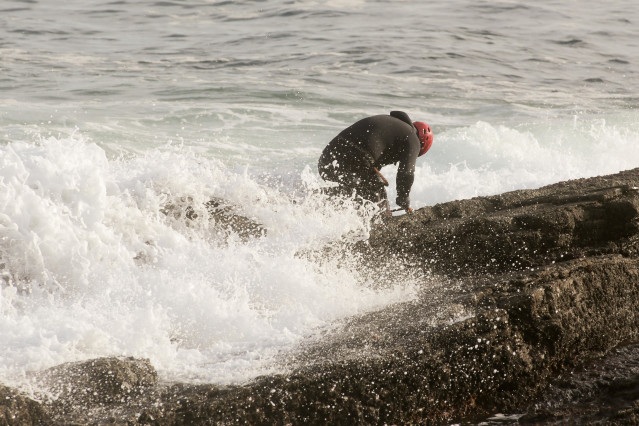 Archivo - Un percebeiro de la Cofradía de Pescadores de Ribadeo recoge percebes entre las rocas, a 26 de diciembre de 2022, en la parroquia de Rinlo, Ribadeo, Lugo, Galicia.