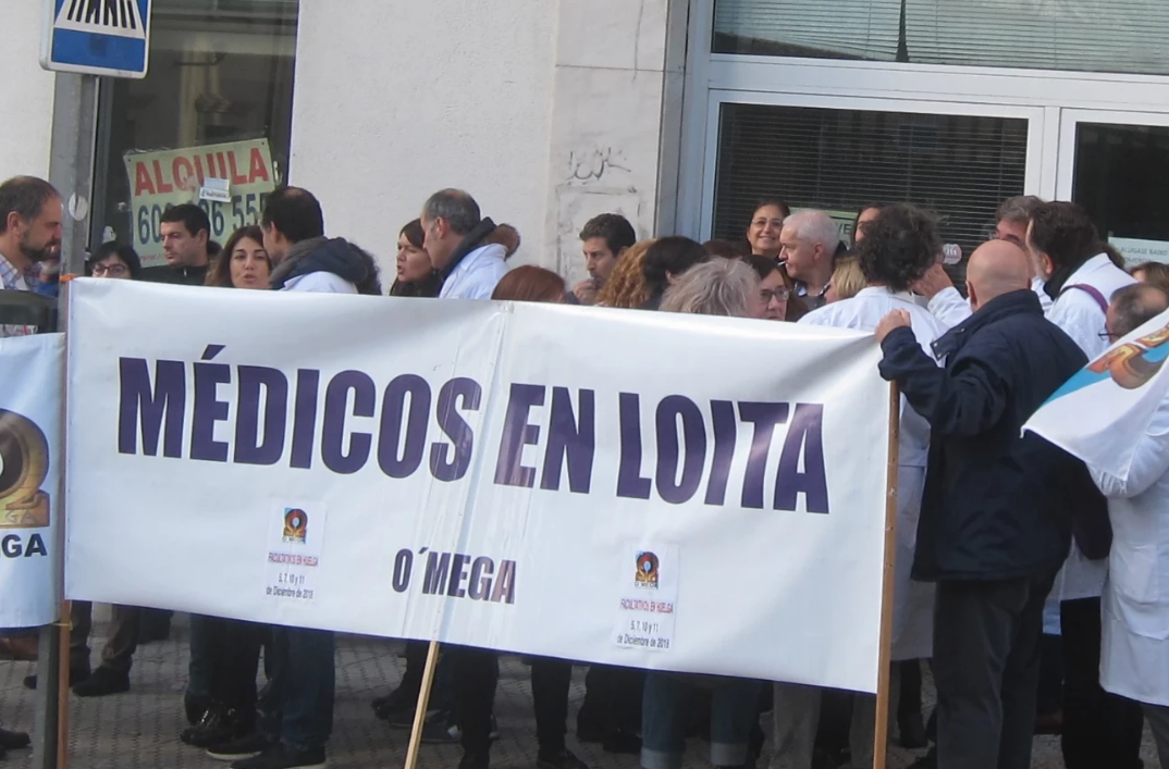 Una de las pasadas manifestacions de O Mega cuando barajaba convocar una huelga en el SERGAS que finalmente descartu00f3