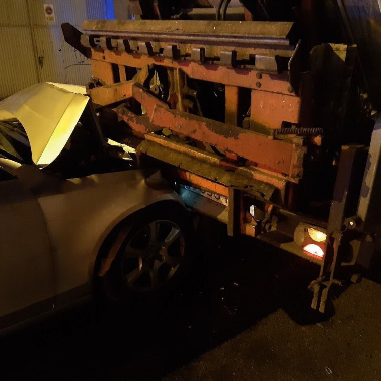 Borracho destroza su coche contra el camión de la basura en la calle Rei Don García de Lugo y alega despiste