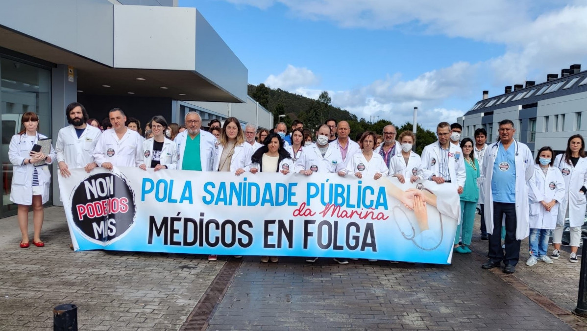 Concentración de médicos en el Hospital de Burela (Lugo).