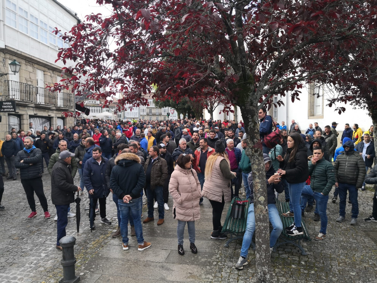 Protesta del sector bateeiro frente a la comisaría de la Policía Nacional en Santiago