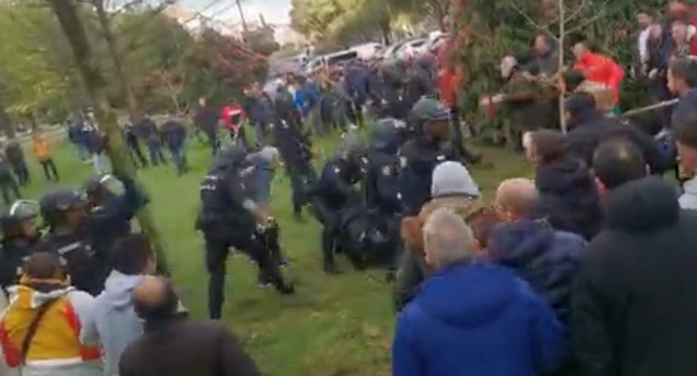 Un momento de la carga policial en la protesta de bateeiros en San Caetano por el conflicto de la mejilla