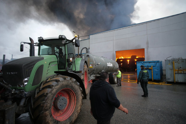 Vilalba, Lugo. Arde la nave de Ambigal, situada en el Polígono Empresarial de la localidad. Numerosos equipos de emergencia se han desplazado para tratar de controlar las llamas, que afectan a dos naves contiguas de la misma empresa.