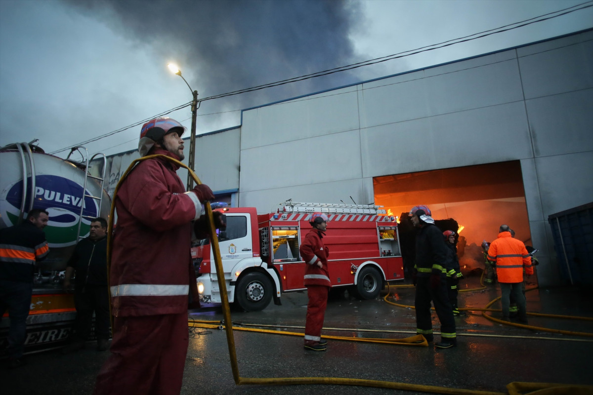 Cisterna de leche durante un incendio en una nave de reciclaje en el polu00edgono industrial en una foto de Carlos Castro para EP