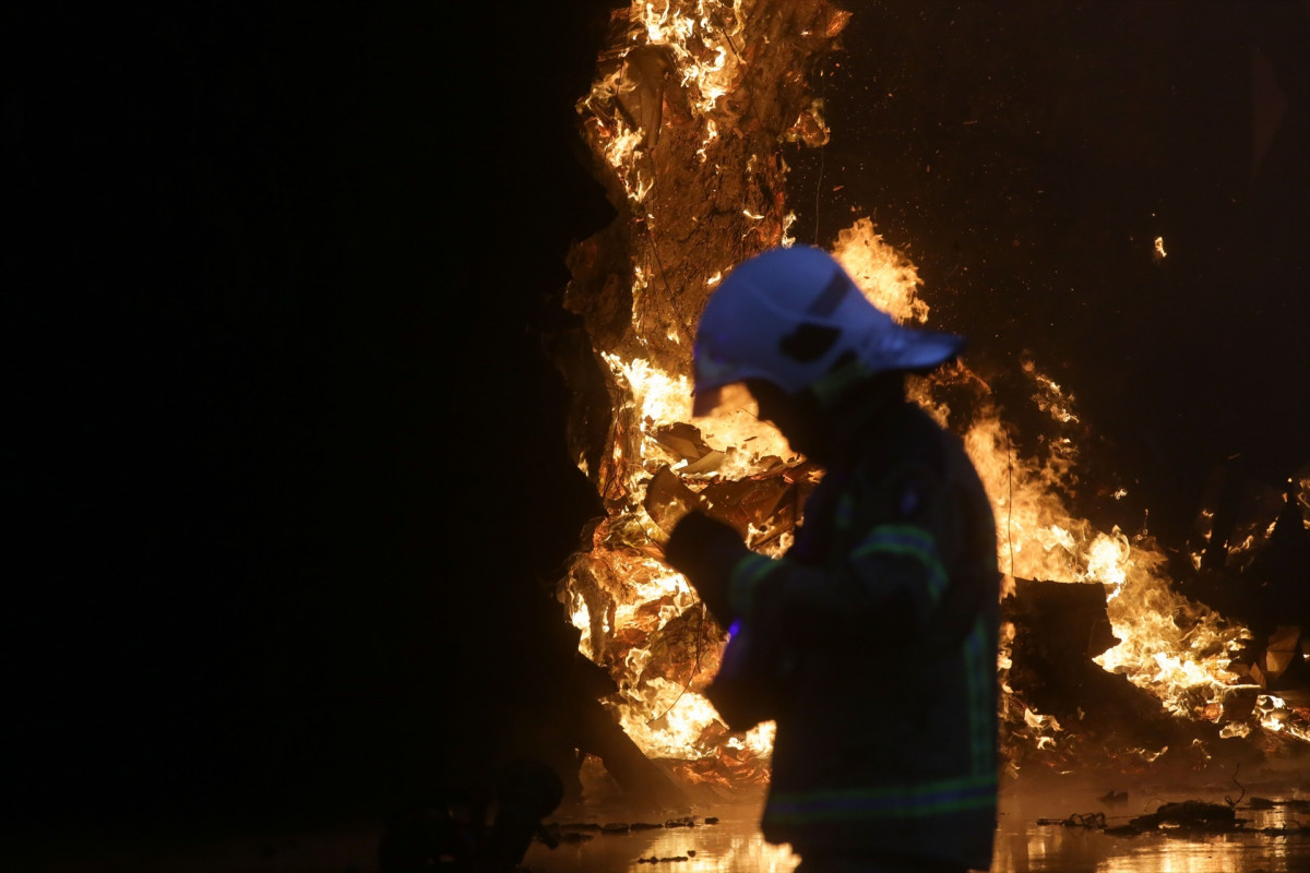 Un equipo de bomberos trabaja durante un incendio en una nave de reciclaje en el polu00edgono industrial en una foto de Carlos Castro EP