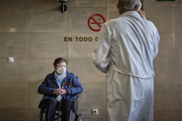 Una señora espera en silla de ruedas en el Complexo Hospitalario Universitario durante la tercera jornada de la huelga de médicos gallegos, a 13 de abril de 2023, en Ourense, Galicia (España). Los médicos gallegos están llamados a secundar la huelga indef