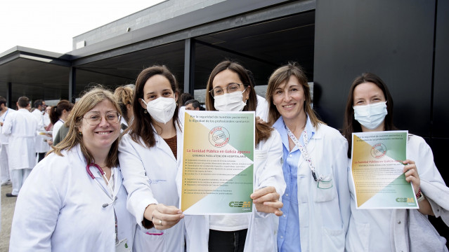 Varias mujeres protestan durante una huelga de médicos gallegos, en el Hospital Álvaro Cunqueiro, a 11 de abril de 2023, en Vigo, Pontevedra, Galicia (España). Los médicos gallegos están llamados a secundar la huelga indefinida que convoca la Confederació