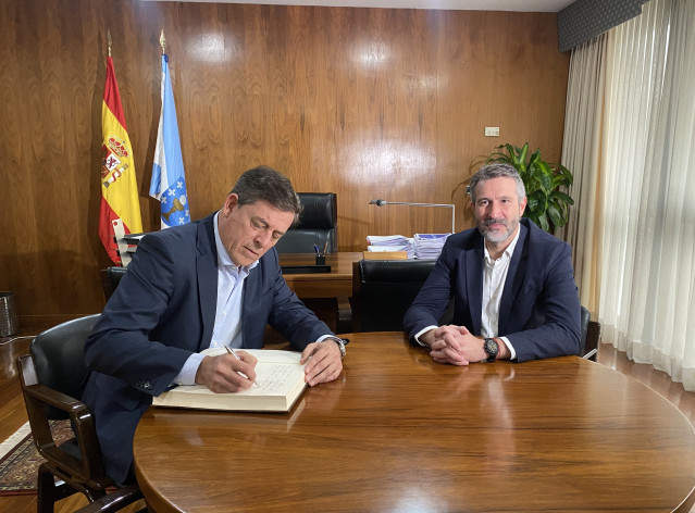 El delegado del Gobierno, José Ramón Gómez Besteiro, se reúne con el presdiente de la Fegamp, Alberto Varela, en la sede del ente municipalista