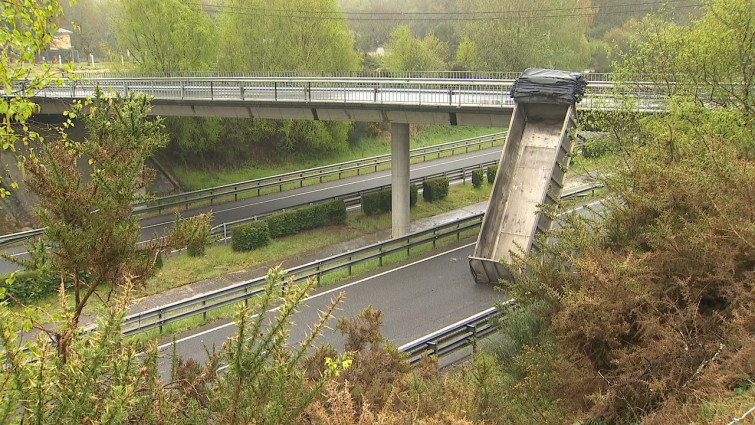 Camionera herida en espectacular accidente en la A-6, en O Carqueixo, Lugo