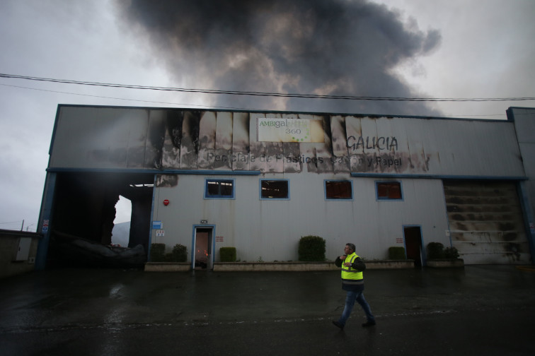 Extinguido el fuego en la nave de reciclaje de Vilalba después de más de un día de incendio