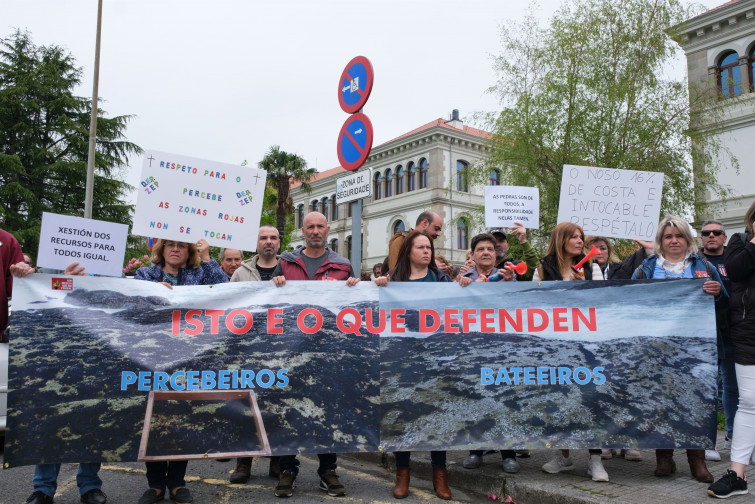 Manifestación de percebeiros acusa a los bateeiros de convertir en litoral en monte quemado