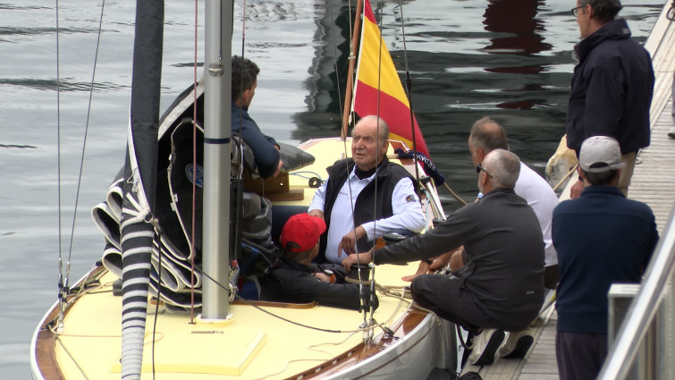 (VÍDEO) El rey emérito Juan Carlos I se hace a la mar en Sanxenxo a bordo del Bribón