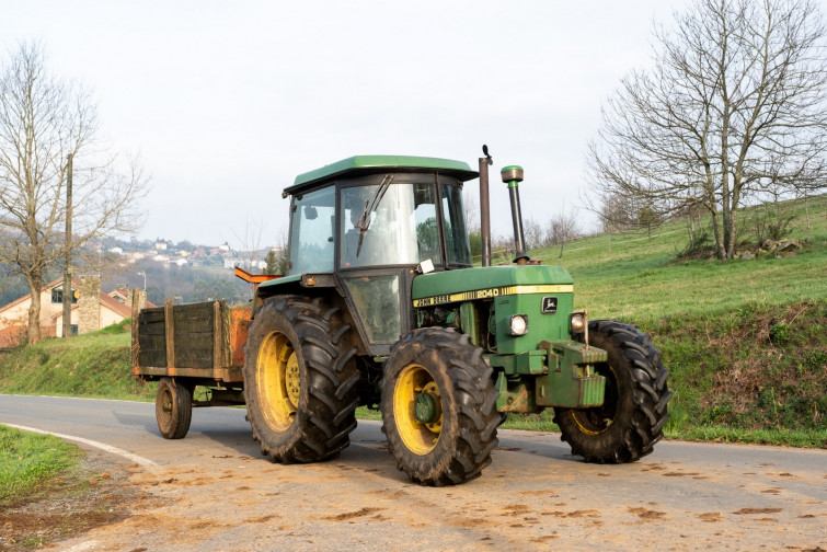 Accidente mortal en A Laracha: muere una mujer al volcar su tractor en una finca de San Fins