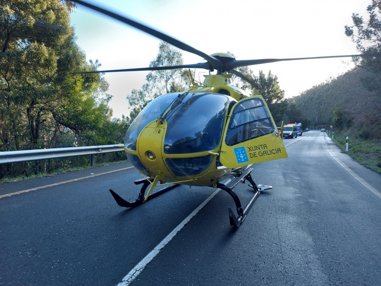 Evacuado en helicóptero un conductor en Carballedo que sufrió una salida de vía