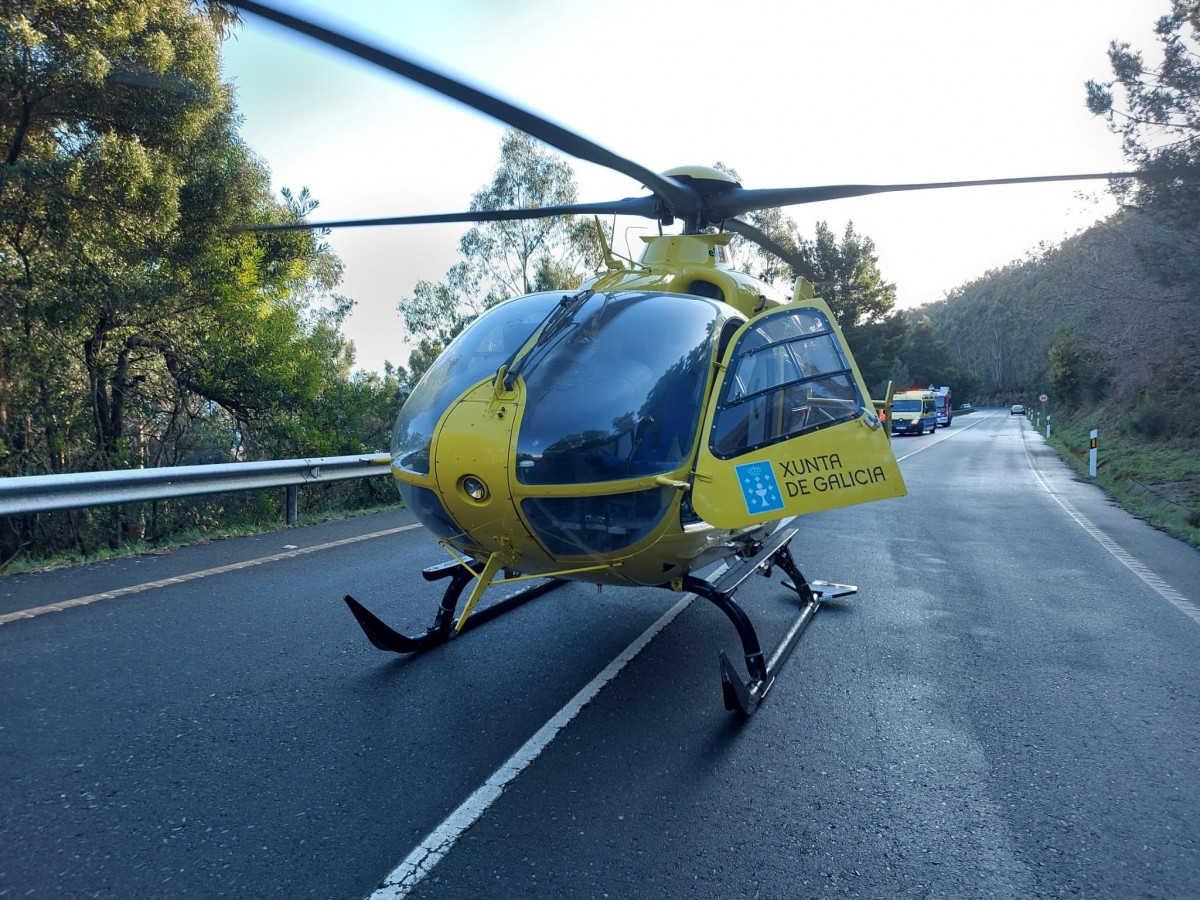 Archivo - El helicóptero medicalizado del 061 en la asistencia a un motorista herido entre Muros y Carnota.