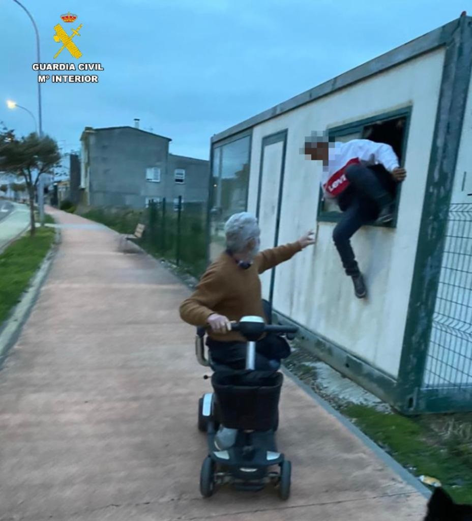 Momento del robo en una caseta de obra en Ares (A Coruña).