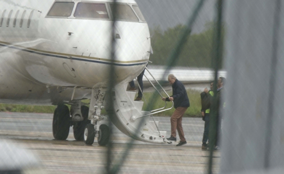 El rey emérito subiendo a un avión privado en Vigo.