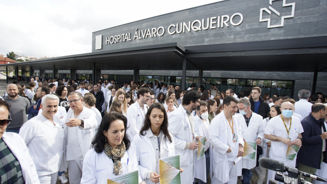 Decenas de personas protestan durante una huelga de médicos gallegos, en el Hospital Álvaro Cunqueiro, a 11 de abril de 2023, en Vigo, Pontevedra, Galicia (España). Los médicos gallegos están llamados a secundar la huelga indefinida que convoca la Confede