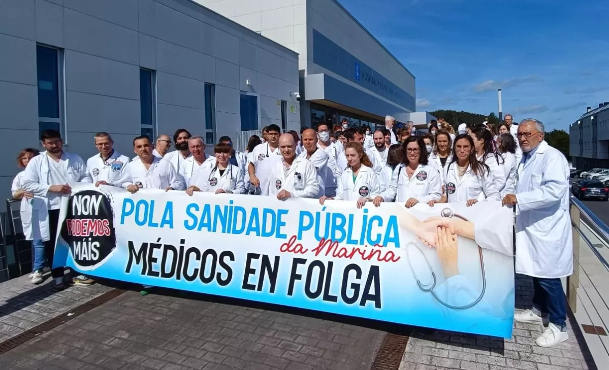 Mu00e9dicos de A Mariu00f1a Lugo durante la huelga convocada con CESM portando una pancarta sin el logotipo del sindicato en una foto de EP