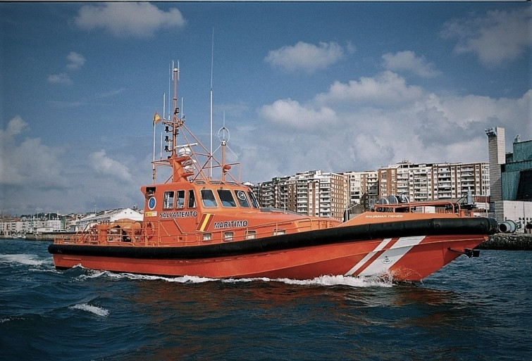 Salvamento busca a un tripulante de un barco de Camariñas desaparecido al caer al mar en San Vicente de la Barquera