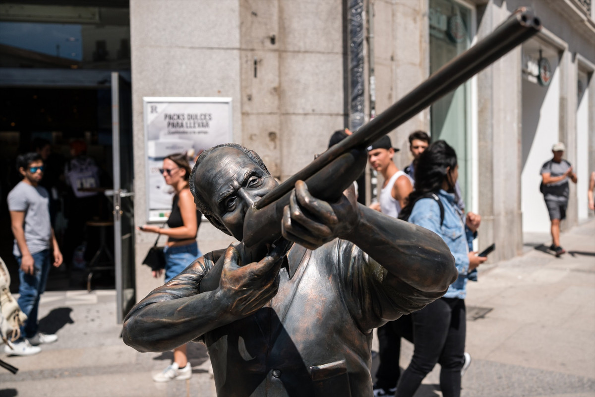 Una escultura del Rey emu00e9rito Juan Carlos I con un rifle de caza, en la Puerta del Sol, a 25 de abril de 2023,  el artista Nicolu00e1s Miranda ha elaborado una pieza escultu00f3rica del Rey emu00e9rito  Diego Radamu00e9s  Europa Press