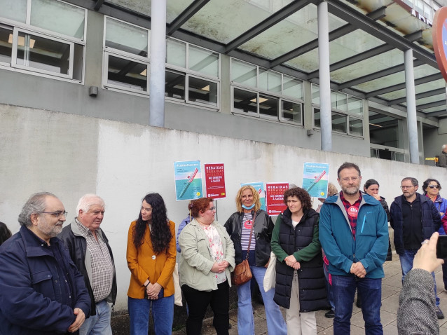 Concentración de SOS Sanidade Pública frente al centro de salud Concepción Arenal de Santiago.