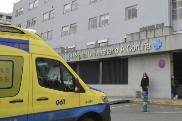 Una ambulancia frente al hospital CHUAC de A Coruña en una foto de EP