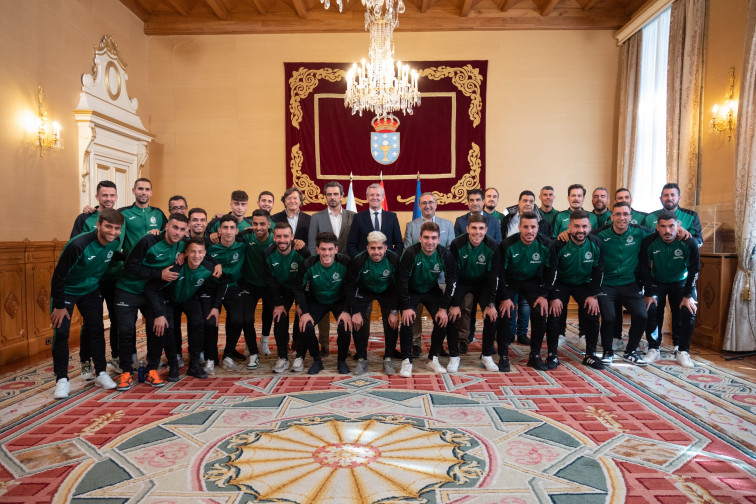 El CD Arenteiro celebra su histórico ascenso a Primera RFEF con el presidente de la Xunta