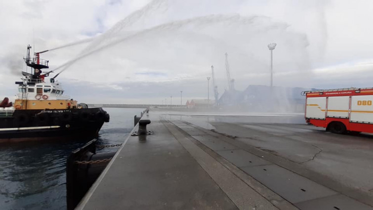 Fuego a bordo de un barco con carbón, el Alpha Optimism, en el puerto exterior de A Coruña, Punta Langosteira