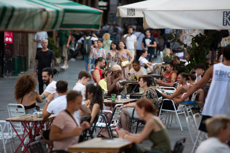 Las familias empiezan a gastar menos en restaurantes y viajes presionadas por la subida de precios