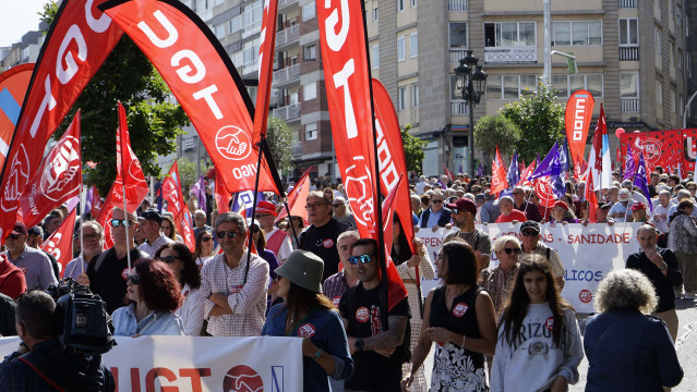 Decenas de personas durante una manifestación por el Día Internacional de los Trabajadores, a 1 de mayo de 2023, en Vigo, Pontevedra, Galicia (España). CCOO y UGT han organizado esta manifestación para exigir la subida de los salarios y la bajada de los p