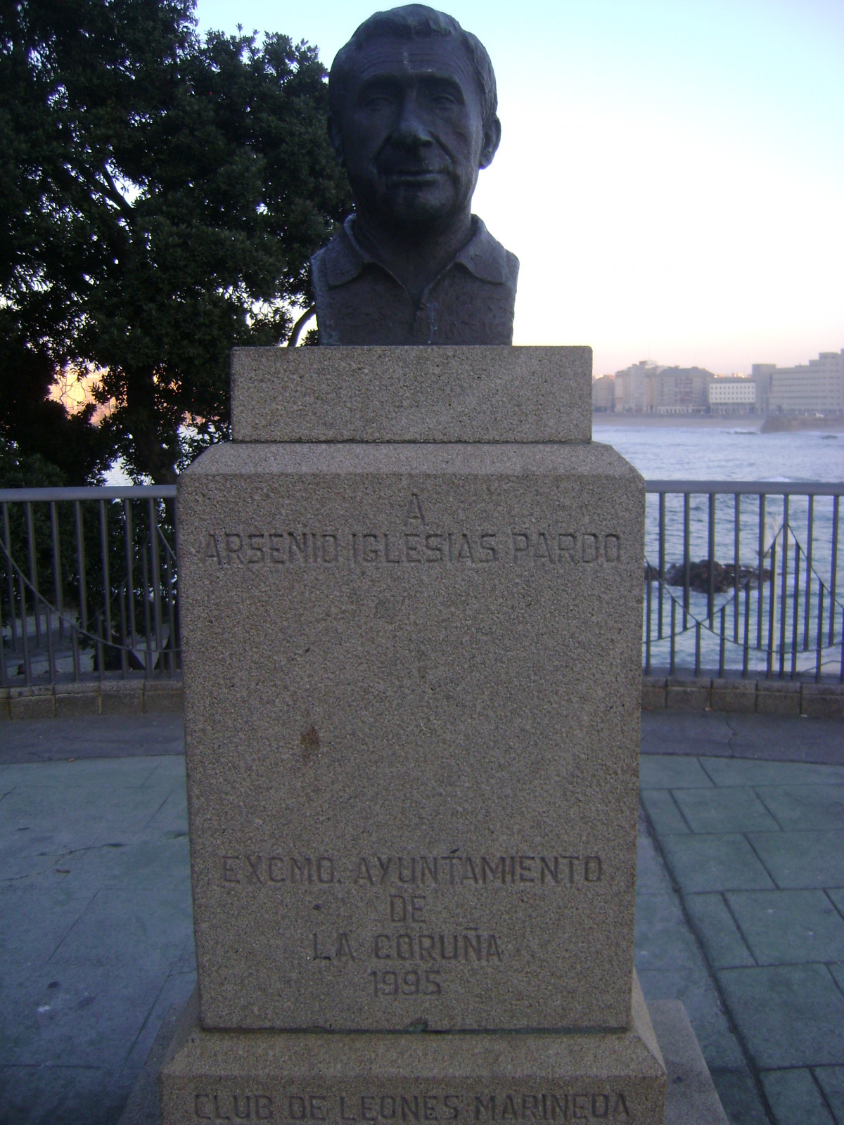 Busto de Arsenio Iglesias en los aldeau00f1os del estadio de Riazor en una foto de Mandzukic06 Creative Commons Attribution Share Alike 30 Unported