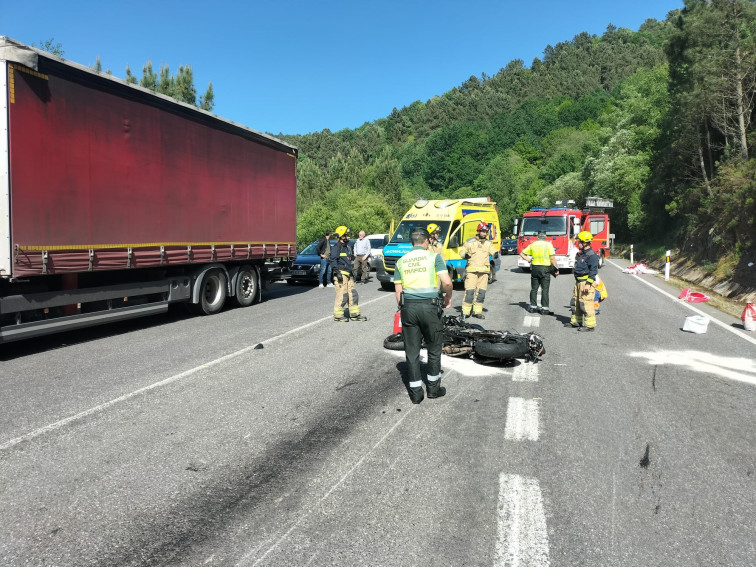 Accidente mortal en Pantón: pesar por la muerte de un motorista de 22 años al colisionar contra un camión