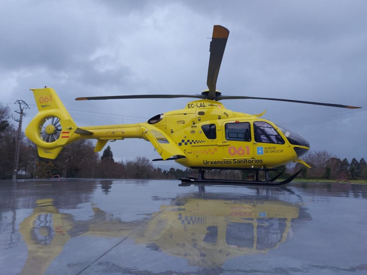 Evacuan en helicóptero a un vecino de Rois tras caerle encima un portal de hierro