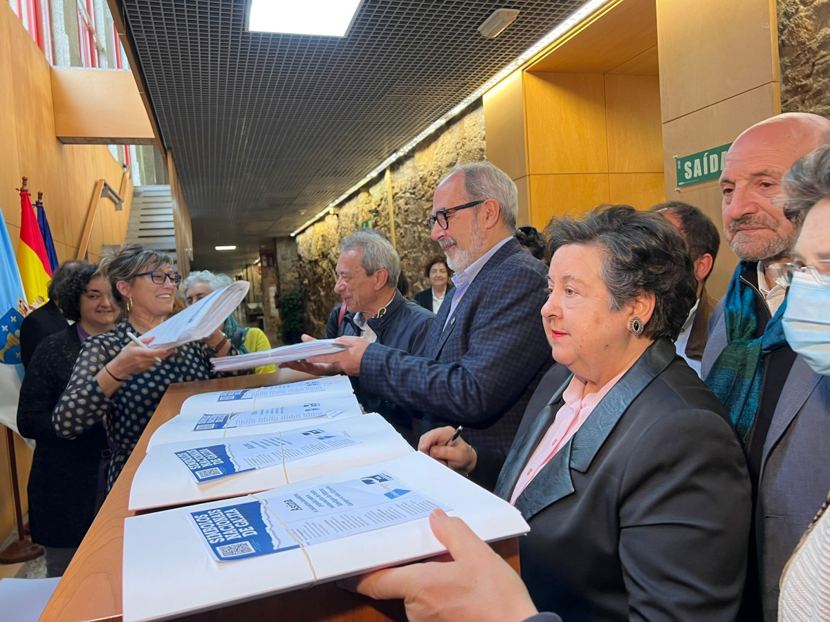 Entrega de casi 16.000 firmas para avalar la iniciativa legislativa popular para restaurar el texto fidedigno del Himno de Galicia