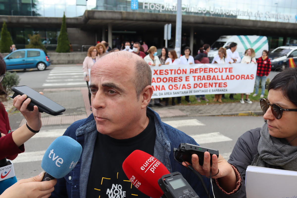 Marcote atendiendo a la prensa en una protesta de Medicina Intera en abril de 2023 en una foto de CIG