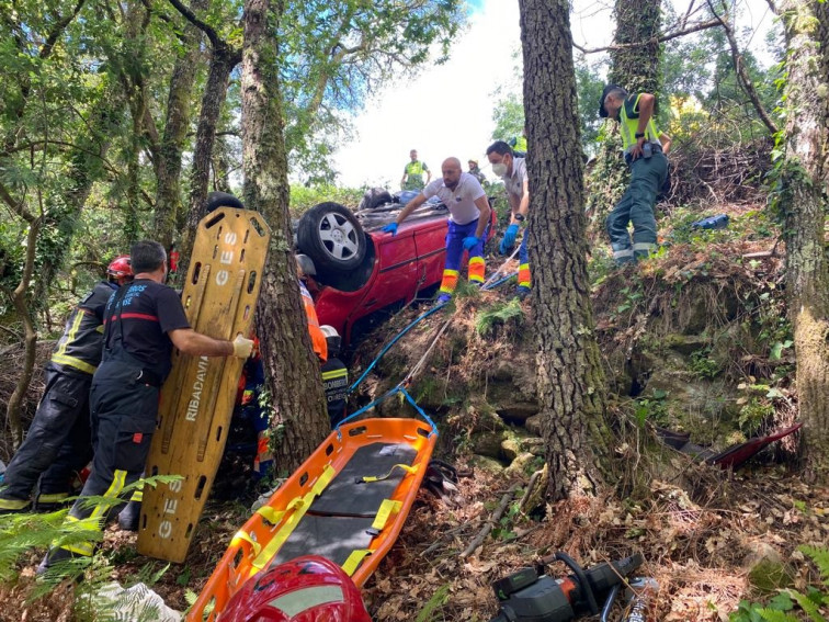 Accidente mortal en Arnoia: un muerto y dos heridos, todos de Sande, en una salida de vía cuando regresaban del médico