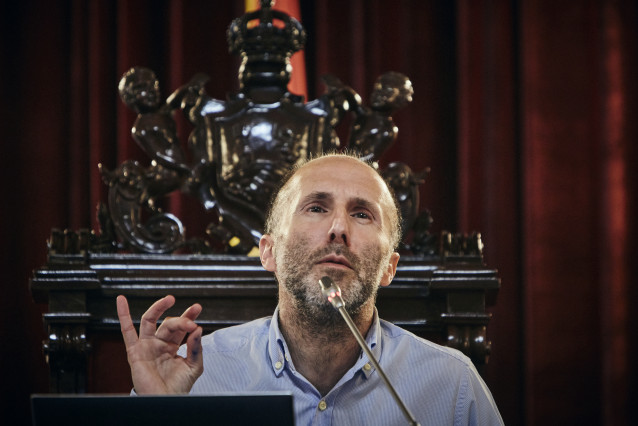 El alcalde de Ourense, Gonzalo Pérez Jácome, durante una rueda de prensa, en el Ayuntamiento, a 10 de mayo de 2023, en Ourense, Galicia (España). El alcalde presentó una denuncia en los Juzgados de Ourense por un ‘supuesto delito de espionaje con microfon