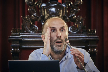 El alcalde de Ourense, Gonzalo Pérez Jácome, interviene durante una rueda de prensa, en el Ayuntamiento, a 10 de mayo de 2023, en Ourense, Galicia (España). El alcalde presentó una denuncia en los