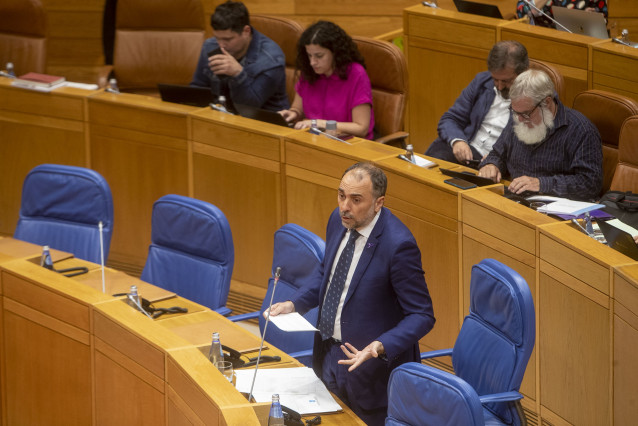 O conselleiro de Sanidade, Julio García Comesaña, responderá no Pleno as preguntas dos grupos.