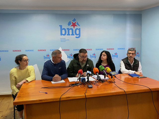 Los concejales del BNG en Ourense Rhut Reza y Luís Seara, el portavoz en la Diputación, Bernardo Varela, y los diputados autonómicos Noa Presas y Iago Tabarés en rueda de prensa.