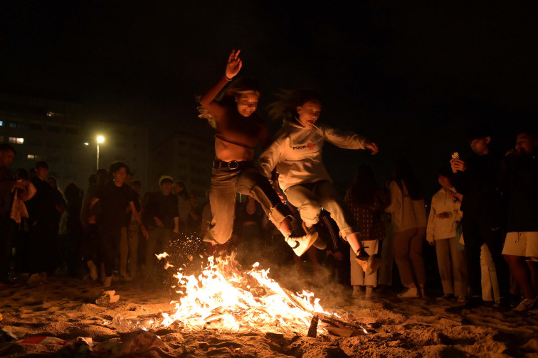 Una hoguera de San Juan que se reavivó provoca un incendio en Cambre