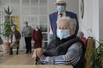 Archivo - Varios ancianos en una de las salas de la Residencia de mayores de Carballo, a 19 de junio de 2021, en A Coruña, Galicia (España). La Xunta de Galicia ha decidido levantar las restriccione