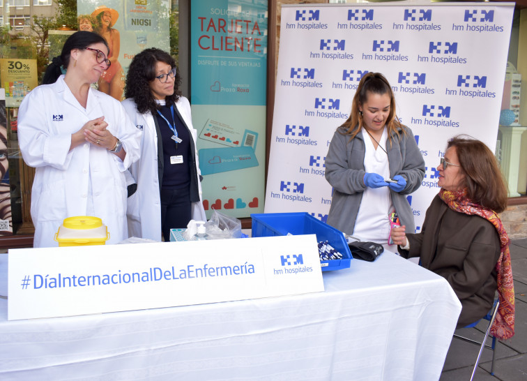 HM Hospitales conmemora el Día Internacional de Enfermería en la plaza Roxa de Santiago