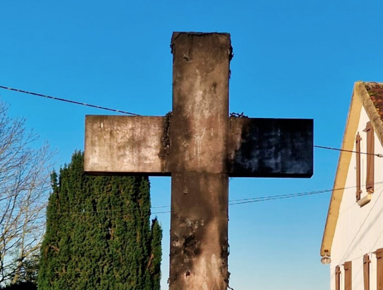 Abogados Cristianos denuncia las quemaduras que sufrió el monumento franquista de la Cruz de los Caídos en Neda