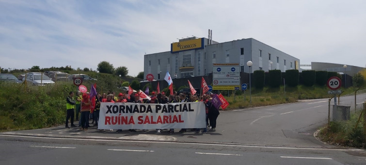 Envíos de la campaña navideña podrían tardar por la huelga en el centro de Correos en Lavacolla, Santiago