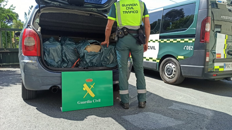 Dan el alto a un coche en Ourense por exceso de velocidad y descubren 140 kilos de hachís en su interior